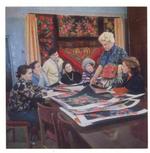 Шаль на стенде слева.jpg