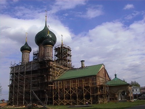 Эта церковь рядом