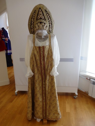 Нижегородский праздничный костюм (реконструкция М.Ю.Ждановой). Сарафан косоклинный, рубаха, кокошник.