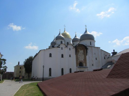 "Магдебургские врата" не видны за крышей на переднем плане