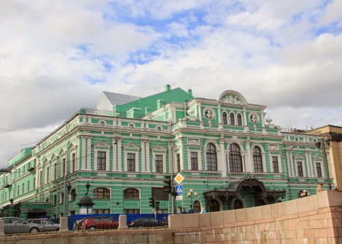 Радуясь приятным изменениям - с театра имени Товстоногова уже сняли леса.